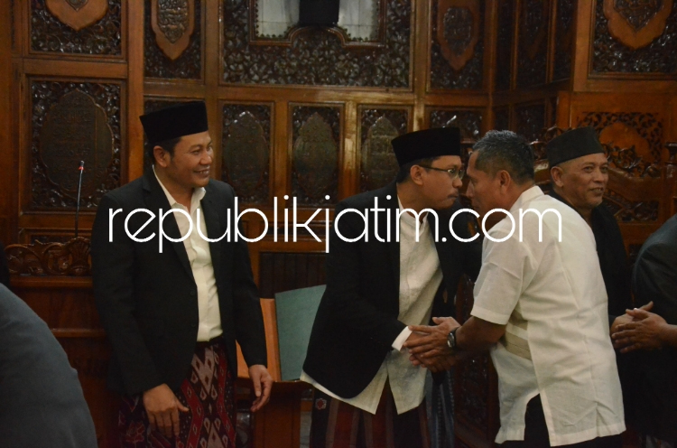 Salat Ied Di Masjid Agung Sidoarjo, Bupati dan Wabup Jadikan Momentum Pererat Silaturahmi dan Saling&nbsp;Memaafkan