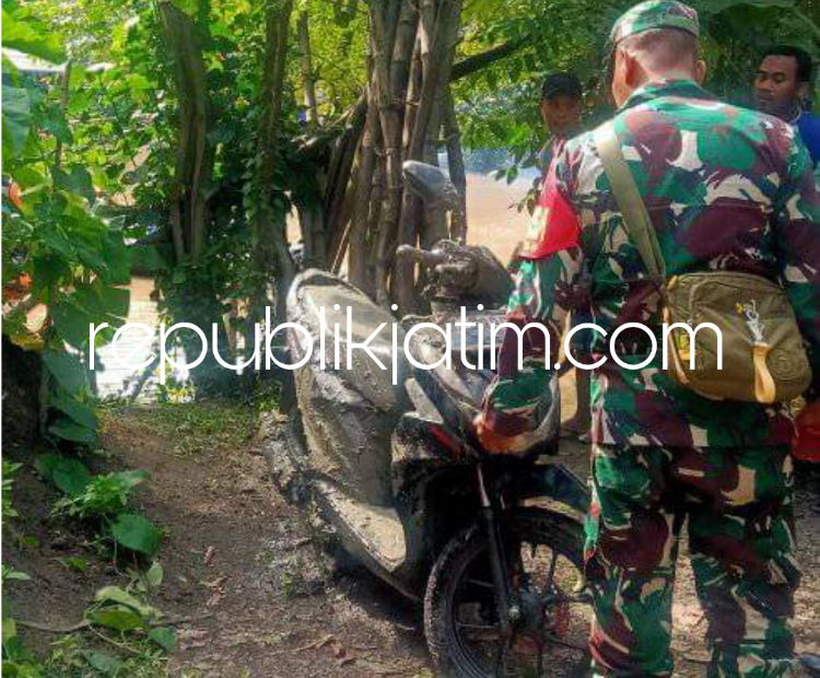 Pencarian Bapak dan Anak Terjebur Sungai Perbatasan Sidoarjo – Gresik Saat Naik Perahu Tambang, Petugas Baru Temukan Motor Korban