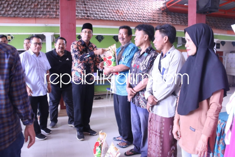 Masih Lebaran, Gus Muhdlor Serahkan Bantuan Beras untuk 700 Warga Terdampak Banjir di Sedati&nbsp;Sidoarjo