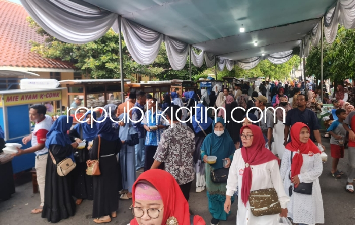 Usai Halal bi Halal dengan Gus Muhdlor, Ribuan Warga Sidoarjo Langsung Makan Gratis di Pendopo Delta&nbsp;Wibawa