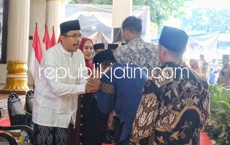 Open House Hari Kedua, Ribuan Warga Antusias Padati Pendopo Sidoarjo Ingin Berjabat Tangan dengan Gus&nbsp;Muhdlor