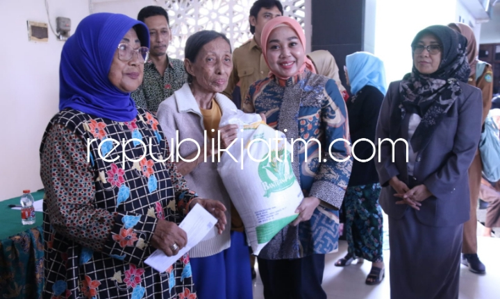 Ribuan Warga Miskin di Kecamatan Waru dan Sedati Terima Bantuan Pangan Beras 10&nbsp;Kilogram