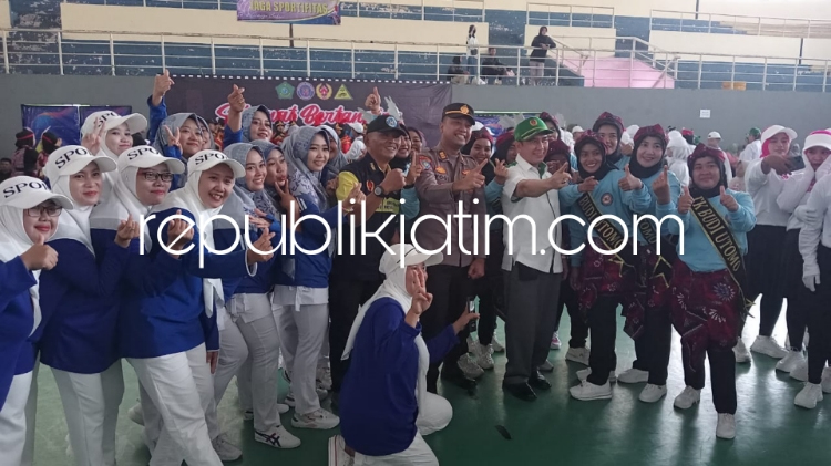 Kehadiran Emak – Emak Ramaikan dan Hebohkan Kejurkab Drum Band 2024 di GOR Sidoarjo