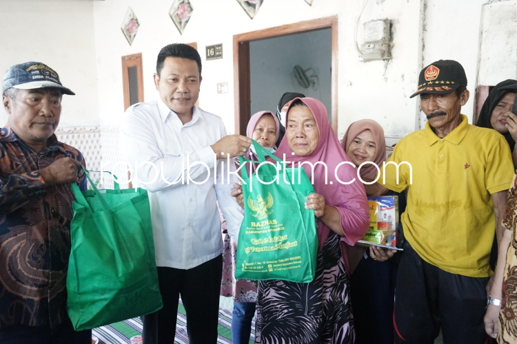 Jumat Berkah, Plt Bupati Sidoarjo Kunjungi Dua Warga Kampungnya yang Menderita&nbsp;Sakit