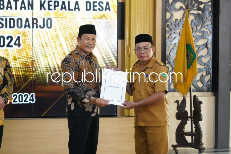 14 Tak Diperpanjang, Plt Bupati Sidoarjo Serahkan 58 SK Penambahan Masa Jabatan Kades 2 Tahun