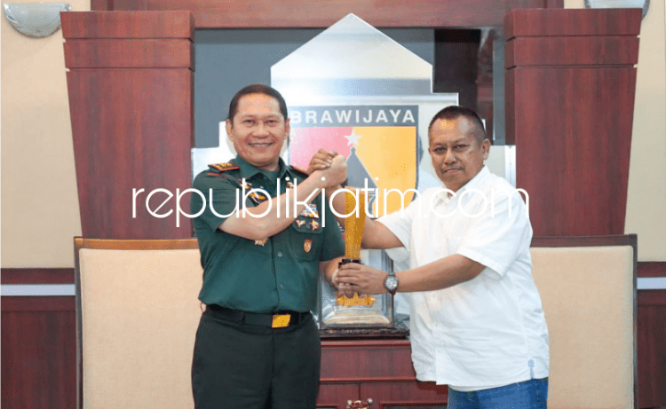 Mayjen TNI Rafael Terima Penghargaan Prapanca Award dari PWI Jatim
