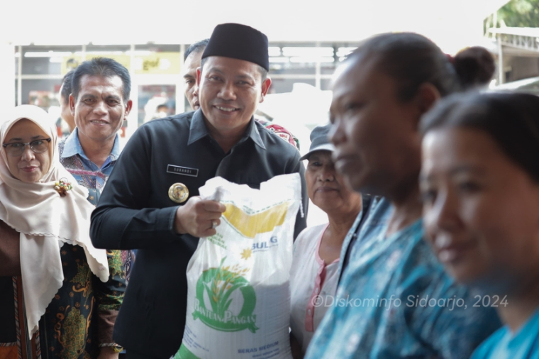 Plt Bupati Salurkan Beras untuk 6.257 Warga Miskin di Kecamatan Sidoarjo&nbsp;Kota