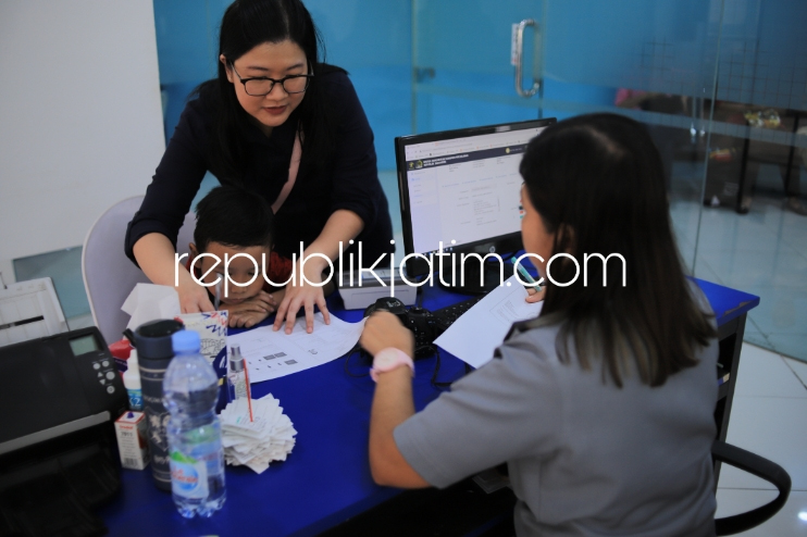 Masyarakat Tetap Dilayani Petugas Imigrasi Jika Sudah Terdaftar di M&nbsp;Paspor