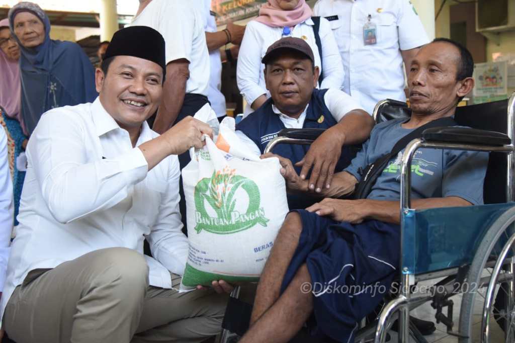 Guru Ngaji Hidup Sebatang Kara di Sidoarjo Ucapkan Terima Kasih Dapat Bantuan Beras dari Pemerintah&nbsp;Pusat