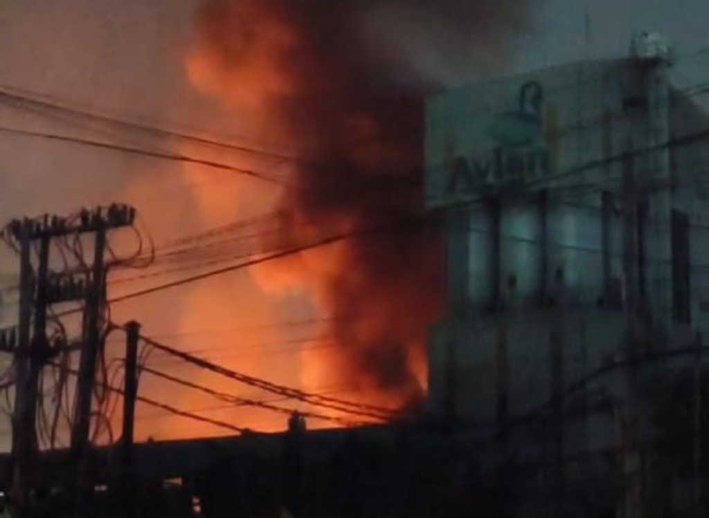 Gudang Thinner Pabrik Cat Avian Buduran Sidoarjo&nbsp;Terbakar