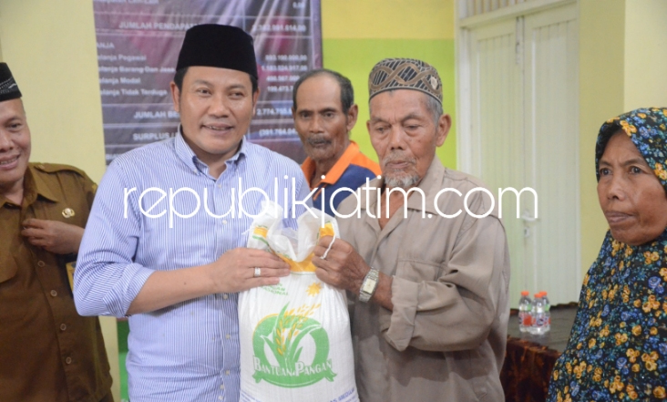 Dirasa Bantu Ekonomi Keluarga, Ribuan Warga Miskin Sidoarjo Berharap Bantuan Beras 10 Kilogram&nbsp;Berlanjut