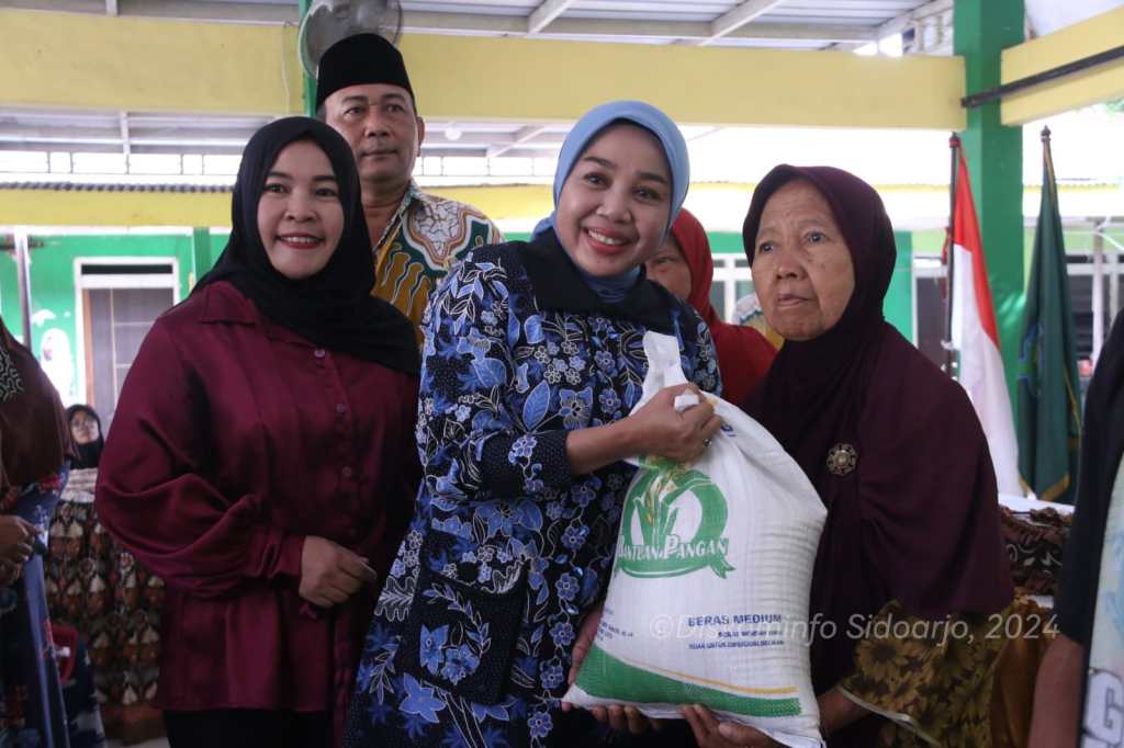 Monitoring Distribusi Bantuan Pangan Beras, Plt Ketua TP PKK Sidoarjo Sempatkan Kunjungi Posyandu