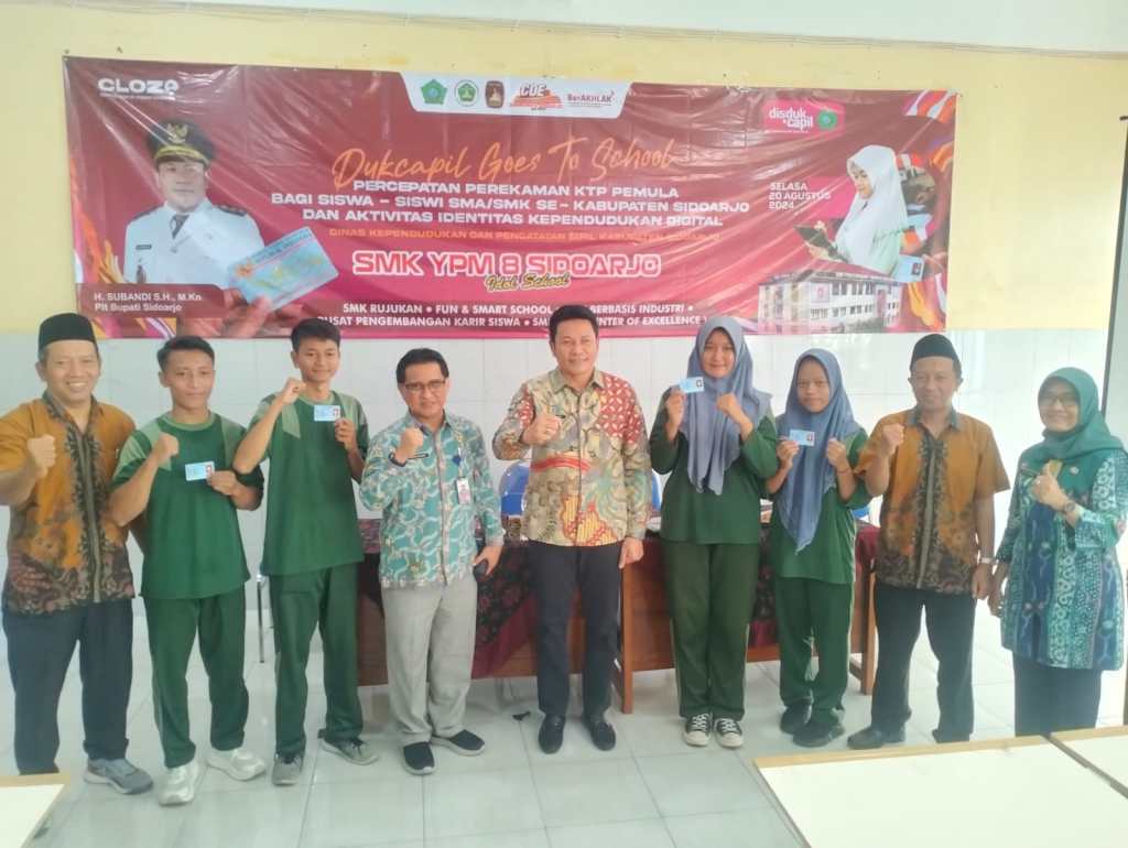 Jadi Modal Kerja, 100 Siswa SMK YPM 8 Sidoarjo Dapat Layanan Jemput Bola Perekaman E KTP&nbsp;Dispendukcapil