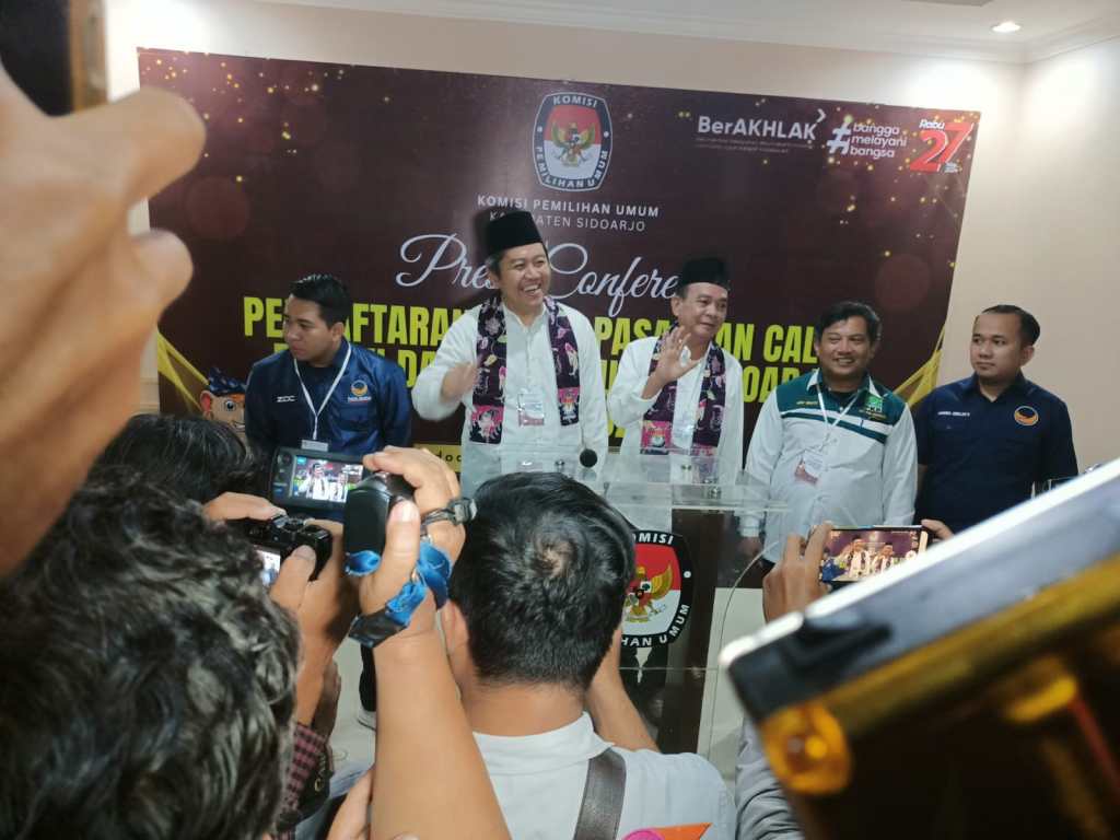 Diusung Koalisi Gemuk, Paslon Mas Iin dan Abah Edi Daftar ke KPU Sidoarjo Detik-Detik Akhir Masa&nbsp;Pendaftaran