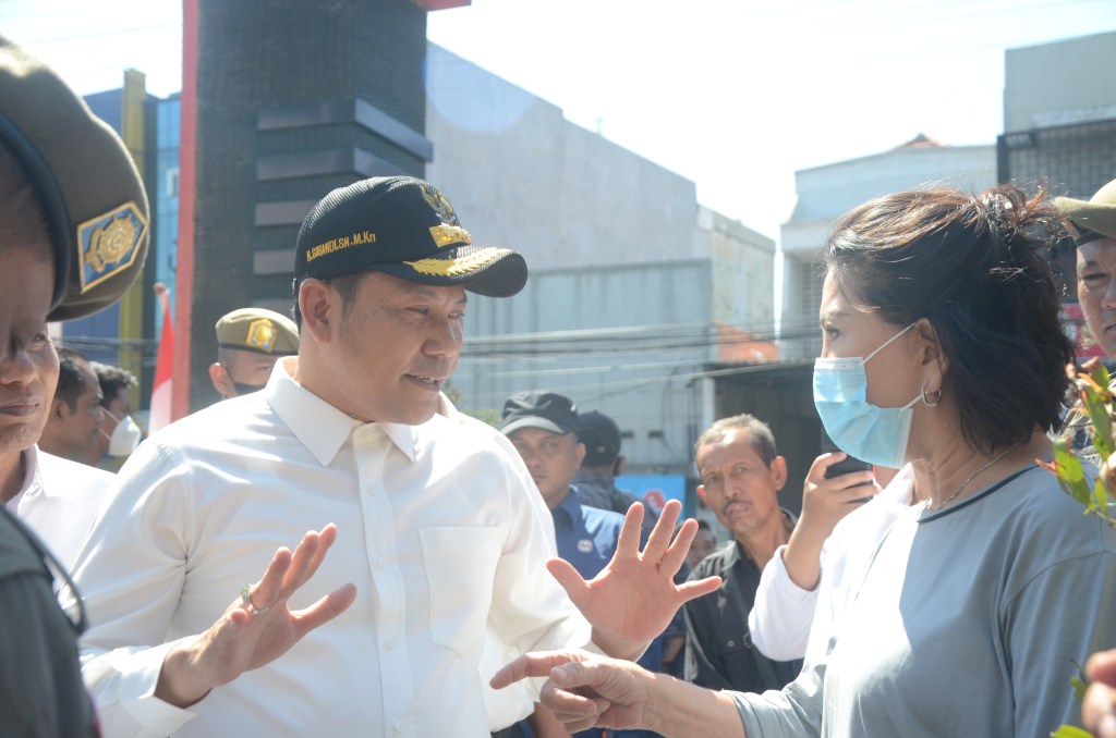 Plt Bupati Sidoarjo Serahkan 500 Paket Bantuan Sembako untuk Korban Kebakaran Pasar&nbsp;Krian