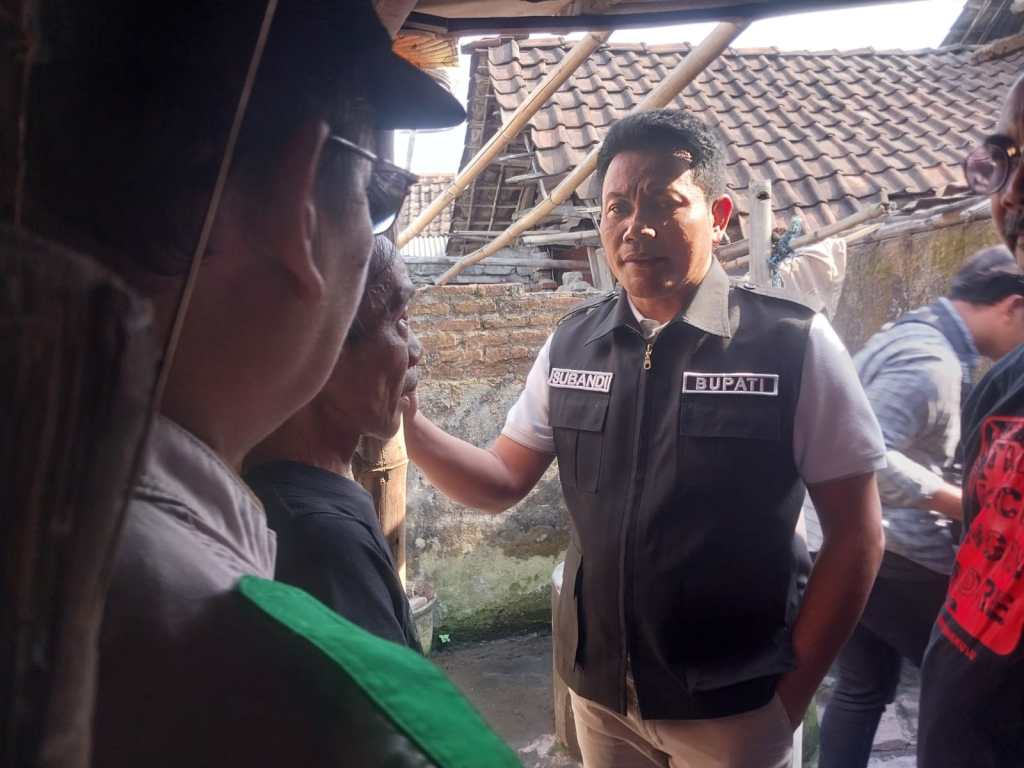 Rumah Bakal Diperbaiki BAZNAS, Langgeng Sudiyono Menangis Haru Disambangi Plt Bupati&nbsp;Sidoarjo