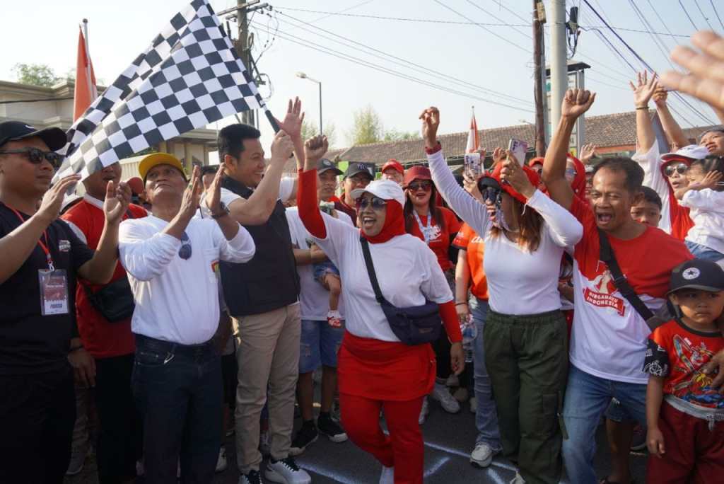 Ajang Silaturrahmi, Plt Bupati Sidoarjo Berangkatkan Jalan Sehat HUT RI ke 79 Warga Tempel&nbsp;Krian