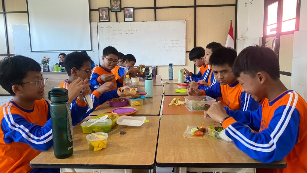 Cegah Stunting, SMP Al Muslim Sidoarjo Gelar Aksi Konsumsi Makanan Bergizi Bertema Youth Health&nbsp;Pioneer